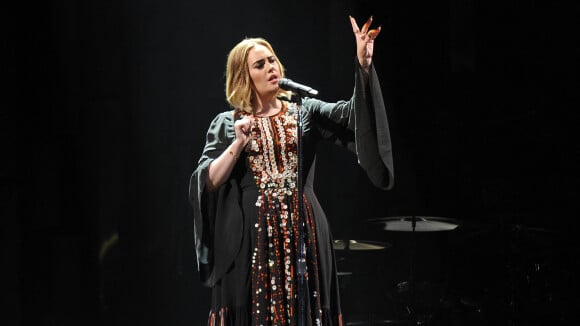 Adele surprend en reportant une robe d'avant son régime