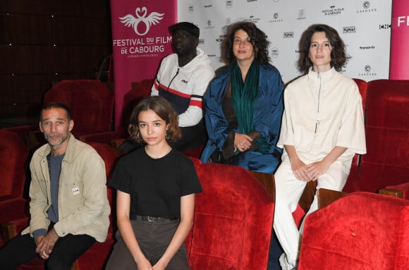 Malcolm Conrath, Carmen Kassovitz (Fille de Mathieu Kassovitz), Steve Tientcheu, Noémie Lvovsky (présidente du jury Courts Métrages) et Aloïse Sauvage - Photocall du jury Courts Métrages de la 34e édition du Festival du Film de Cabourg, Journées Romantiques, au Club de l'Etoile à Paris le 18 juin 2020. © Coadic Guirec / Bestimage