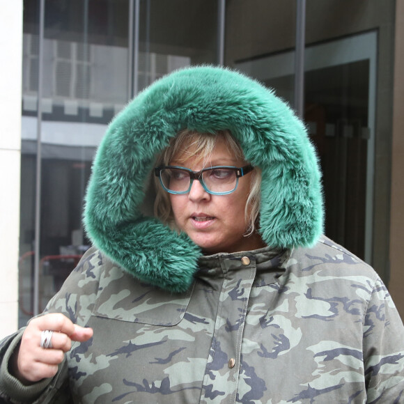 Exclusif - Laurence Boccolini sort d'un enregistrement radio à Paris dans une doudoune camouflage à fourrure verte le 25 avril 2017.