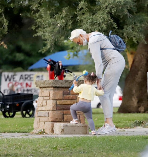 Exclusif - Brigitte Nielsen va au parc à vélo en famille à Los Angeles, le 21 juin 2020.