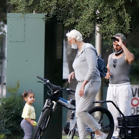 Exclusif - Brigitte Nielsen va au parc à vélo en famille à Los Angeles, le 21 juin 2020.
