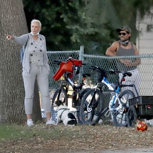 Exclusif - Brigitte Nielsen va au parc à vélo en famille à Los Angeles, le 21 juin 2020.