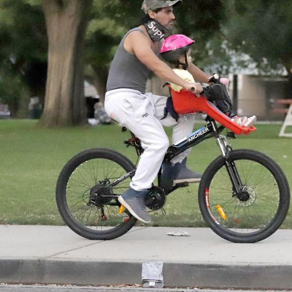 Exclusif - Brigitte Nielsen va au parc à vélo en famille à Los Angeles, le 21 juin 2020.
