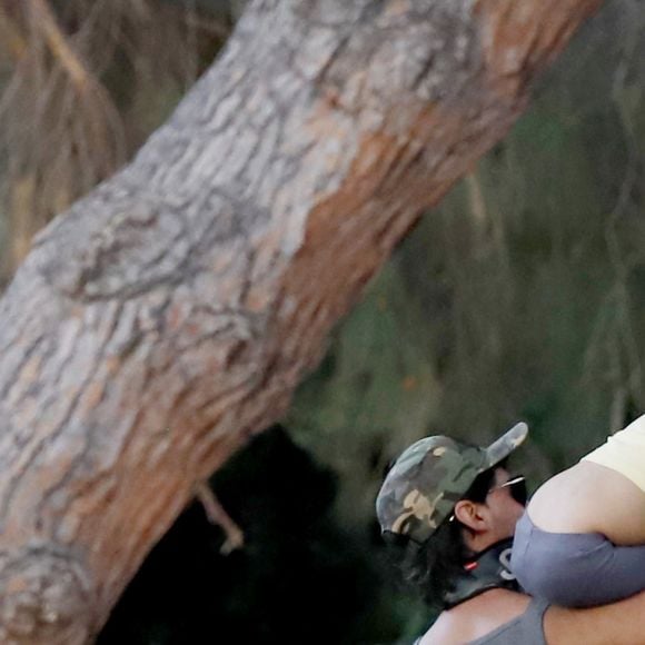 Exclusif - Brigitte Nielsen va au parc à vélo en famille à Los Angeles, le 21 juin 2020.