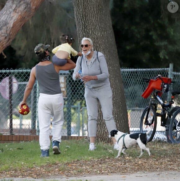 Exclusif - Brigitte Nielsen va au parc à vélo en famille à Los Angeles, le 21 juin 2020.