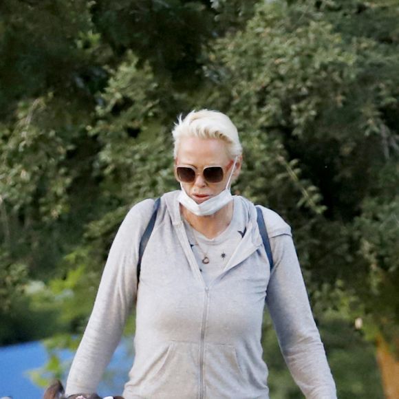 Exclusif - Brigitte Nielsen va au parc à vélo en famille à Los Angeles, le 21 juin 2020.