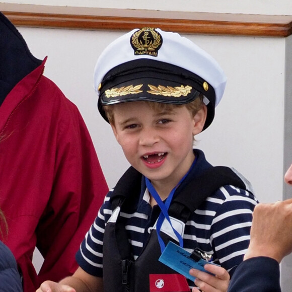 Le prince George sur un bateau lors de la King's Cup à Cowes le 8 août 2019.