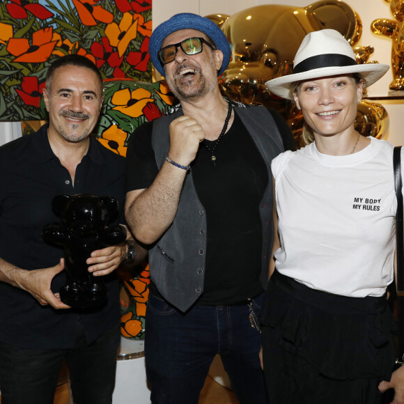 José Garcia, Jacky Jayet, Caroline Vigneaux lors du vernissage Jacky Jayet et ses Ours à la Galerie Art and Sound, Paris le 25 Juin 2020. © Marc Ausset Lacroix / Bestimage
