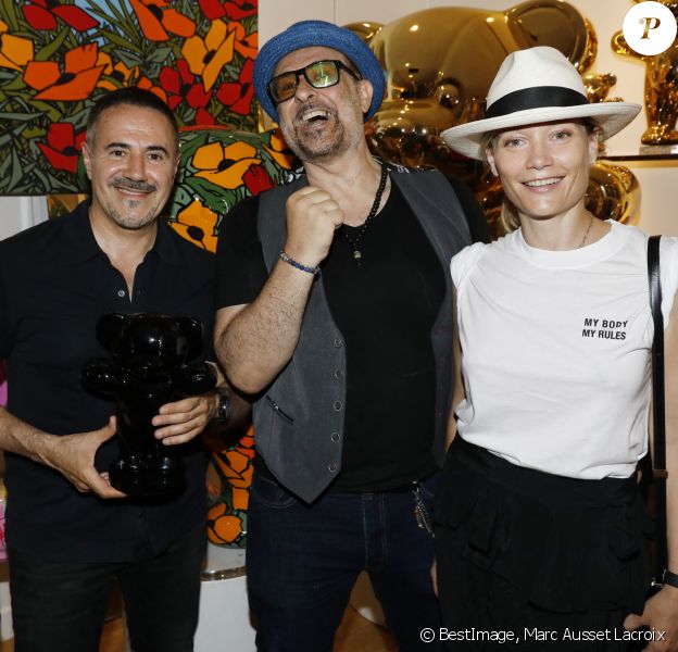José Garcia, Jacky Jayet, Caroline Vigneaux lors du vernissage Jacky Jayet et ses Ours à la Galerie Art and Sound, Paris le 25 Juin 2020. © Marc Ausset Lacroix / Bestimage