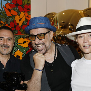 José Garcia, Jacky Jayet, Caroline Vigneaux lors du vernissage Jacky Jayet et ses Ours à la Galerie Art and Sound, Paris le 25 Juin 2020. © Marc Ausset Lacroix / Bestimage