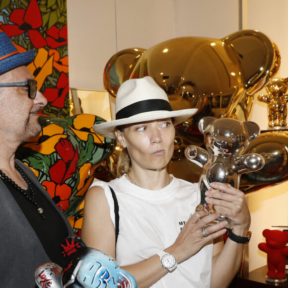 Semi Exclusif - Jacky Jayet, Caroline Vigneaux lors du vernissage Jacky Jayet et ses Ours à la Galerie Art and Sound, Paris le 25 Juin 2020. © Marc Ausset Lacroix / Bestimage  Semi Exclusive - No web en Suisse / Belgique Exhibition Jacky Jayet et ses Ours at Art and Sound Gallery in Paris on june 25th 202025/06/2020 - Paris