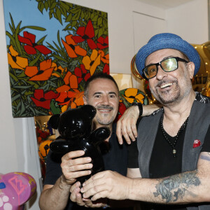José Garcia, Jacky Jayet lors du vernissage Jacky Jayet et ses Ours à la Galerie Art and Sound, Paris le 25 Juin 2020. © Marc Ausset Lacroix / Bestimage
