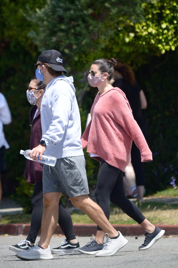 Lea Michele enceinte se balade avec son mari Zandy Reich et une amie pendant l'épidémie de Coronavirus Covid-19 à Los Angeles, le 30 mai 2020