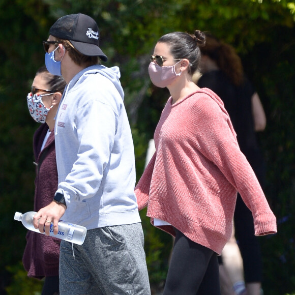 Lea Michele enceinte se balade avec son mari Zandy Reich et une amie pendant l'épidémie de Coronavirus Covid-19 à Los Angeles, le 30 mai 2020