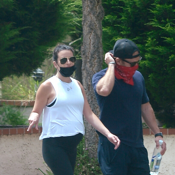 Exclusif - L'actrice de 33 ans, Lea Michele, enceinte, et son mari Zandy Reich, équipés de masques de protection face au coronavirus (Covid-19), se promènent dans leur quartier de Los Angeles. Le 26 mai 2020.