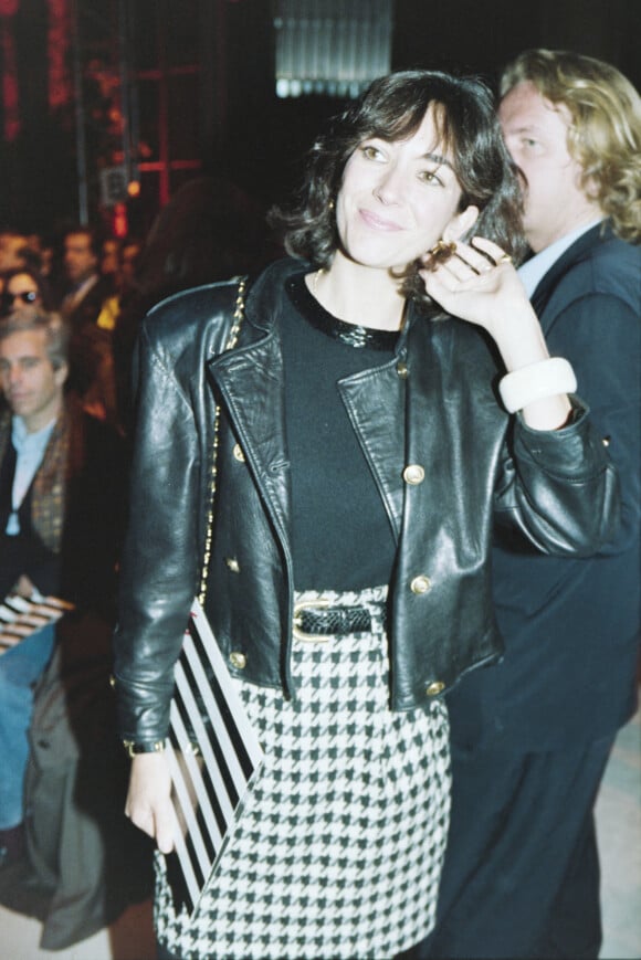 Ghislaine Maxwell et Jeffrey Epstein en janvier 1992 à Paris lors d'un défilé de mode Valentino à L'Ecole des Beaux Arts. ©News Licensing/ABACAPRESS.COM