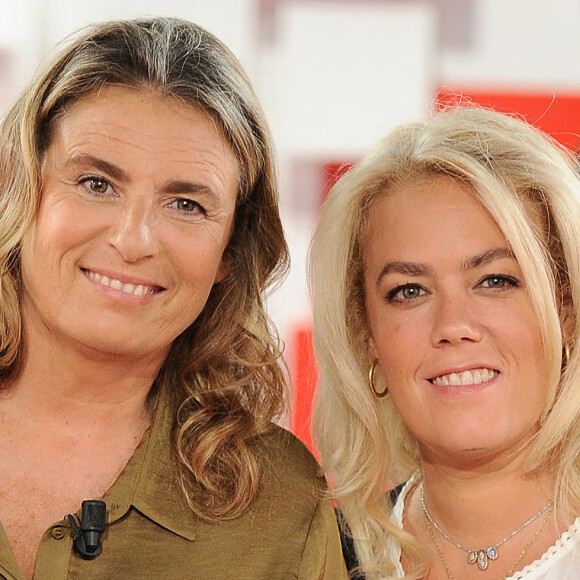 Exclusif - Lisa Azuelos et sa soeur Debora Kahn-Sriber - Enregistrement de l'émission "Vivement Dimanche prochain" présentée par M.Drucker et diffusée le 5 juillet 2020 sur France 2. Le 29 juin 2020 © Guillaume Gaffiot / Bestimage