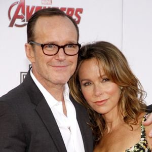 Clark Gregg et Jennifer Grey (Bébé de Dirty Dancing) en 2015 à Los Angeles lors de l'avant-première de Avengers : l'ère d'Ultron.