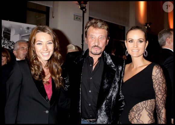 Johnny Hallyday entouré de sa fille Laura Smet et de sa femme Laeticia Hallyday en 2008 lors du vernissage de l'exposition Images et Mode de Patrick Demarchelier au Petit Palais à Paris.