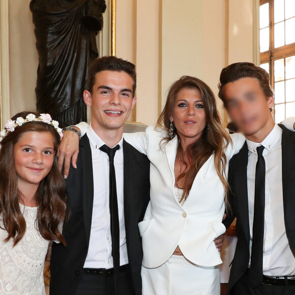 Exclusif -  Aurore Aleman entre ses filles (à gauche) et les fils de son mari Benjamin Castaldi Julien, Simon et Enzo - Mairie - Mariage civil de Benjamin Castaldi et Aurore Aleman à la mairie de Marseille, le 27 août 2016. © Jacovides-Moreau/Bestimage