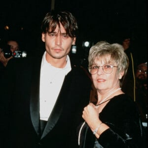 Johnny Depp et sa mère Berry Sue à Hollywood, à la première du film "Nick in Time" en 1995.