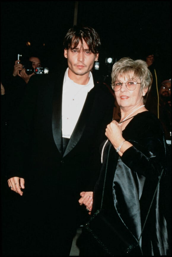Johnny Depp et sa mère Berry Sue à Hollywood, à la première du film "Nick in Time" en 1995.