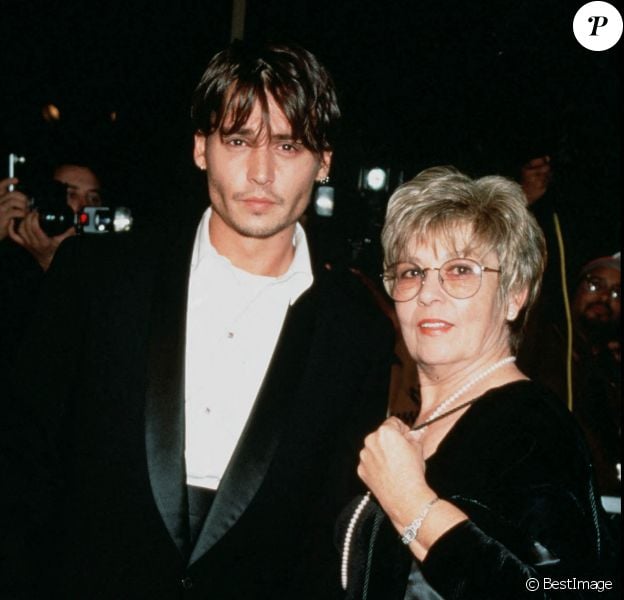 Johnny Depp et sa mère Berry Sue à Hollywood, à la première du film "Nick in Time" en 1995.