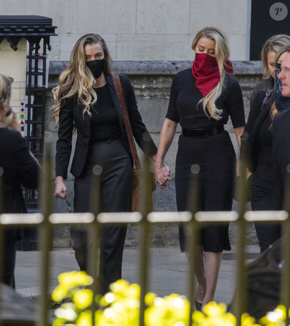 Amber Heard (et sa soeur) à son arrivée à la cour royale de justice à Londres, pour être entendue dans le procès intenté par son ex-mari J.Depp pour diffamation contre le magazine The Sun Newspaper. Le 7 juillet 2020