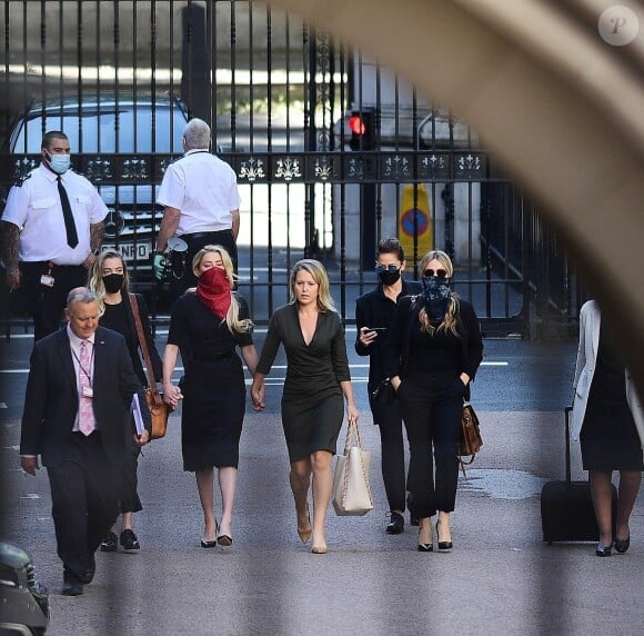 Amber Heard, avec son avocate, sa soeur et sa compagne Bianca Butti, à son arrivée à la cour royale de justice à Londres, pour être entendue dans le procès intenté par son ex-mari Johnny Depp pour diffamation contre le journal "The Sun". Le 7 juillet 2020.