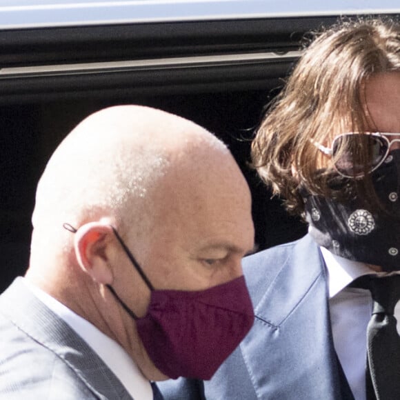 Johnny Depp arrive à la cour royale de justice à Londres, pour entamer le procès pour diffamation contre le journal "The Sun". Le 7 juillet 2020.