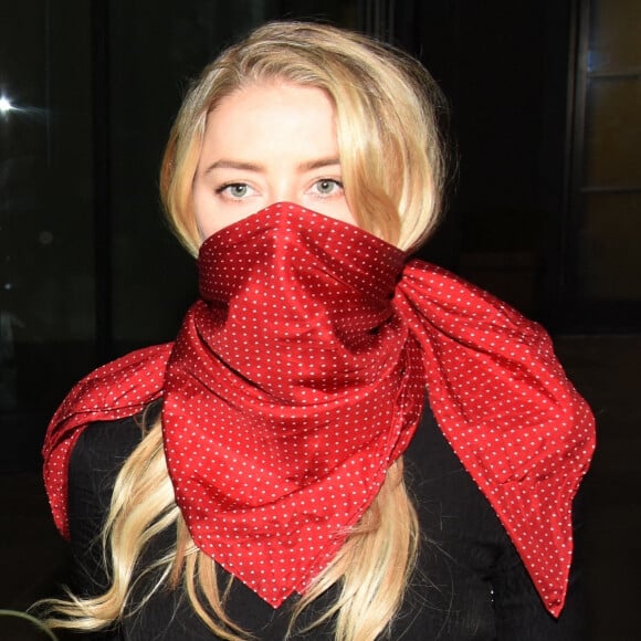 Après une journée d'audition pour le procès contre le journal "The Sun", Amber Heard quitte la cour royale de justice à Londres. Le 7 juillet 2020.