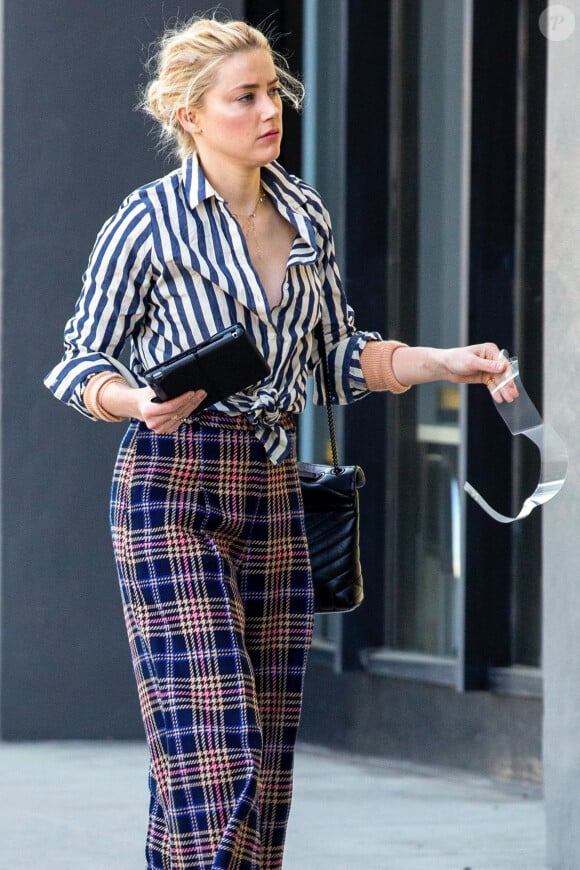 Exclusif - Amber Heard à la sortie d'un rendez-vous d'affaires dans le quartier de Beverly Hills à Los Angeles. Le 4 mars 2020.
