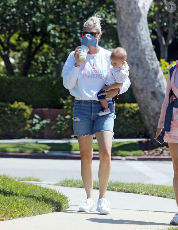 Exclusif - Amanda Kloots se promène avec son fils Elvis à Los Angeles. Le 13 mai 2020.