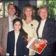  ARCHIVES - Jeane Manson décorée de la médaille des arts et des lettres avec sa fille Shirel et ses parents en 1988. 
  