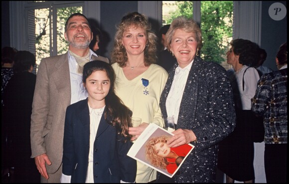 ARCHIVES - Jeane Manson décorée de la médaille des arts et des lettres avec sa fille Shirel et ses parents en 1988.