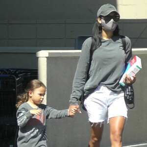 Exclusif - Naya Rivera et son fils Josey Hollis font du shopping, quelques jours avant la disparition de l'actrice à Los Angeles, le 3 juillet 2020.