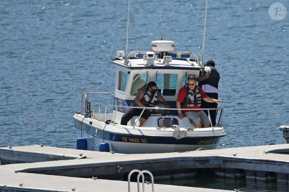 La mère et le frère de Naya Rivera, Yolanda et Mychal participent aux recherches de l'actrice au lac Piru en Californie le 11 juillet 2020.