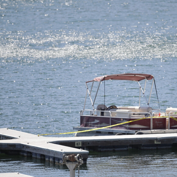 Les recherches se poursuivent au lac Piru pour retrouver l'actrice Naya Rivera, portée disparu. Ici, le bateau emprunté par la star. Le 9 juillet 2020.