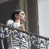 Alessandra de Osma, enceinte, le 16 mai 2020 au balcon de l'appartement qu'elle occupait avec le prince Christian de Hanovre dans le quartier de Salamanque à Madrid avant de déménager.