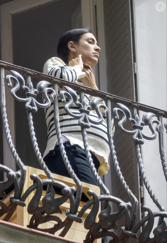Alessandra de Osma, enceinte, le 16 mai 2020 au balcon de l'appartement qu'elle occupait avec le prince Christian de Hanovre dans le quartier de Salamanque à Madrid avant de déménager.