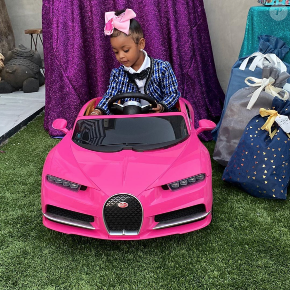 Kulture, la fille des rappeurs Cardi B et Offset, a reçu une Bugatti miniature pour ses 2 ans, de la part de sa tante Hennessy Carolina. Juin 2020.