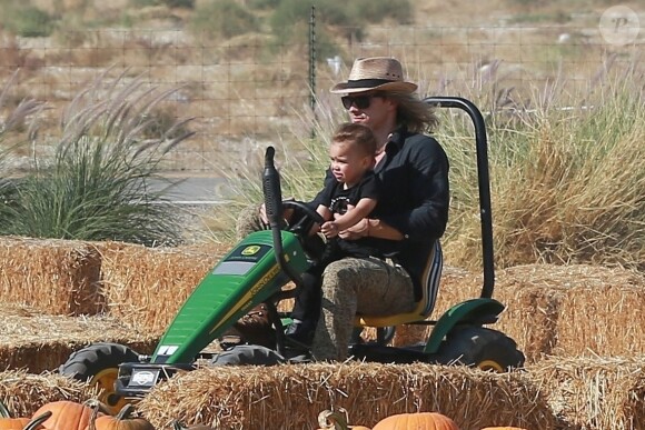 Naya Rivera et son mari Ryan Dorsey passe la journée avec leur fils Josey Hollis Dorsey au Underwood family Farms à Moorpark, le 14 octobre 2017.