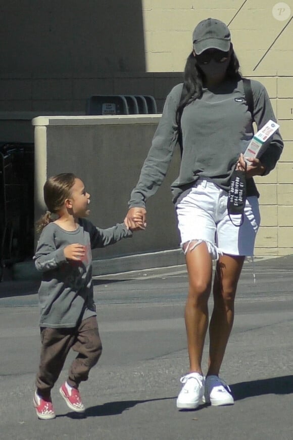Exclusif - Naya Rivera et son fils Josey Hollis font du shopping, quelques jours avant la disparition de l'actrice à Los Angeles, le 3 juillet 2020.