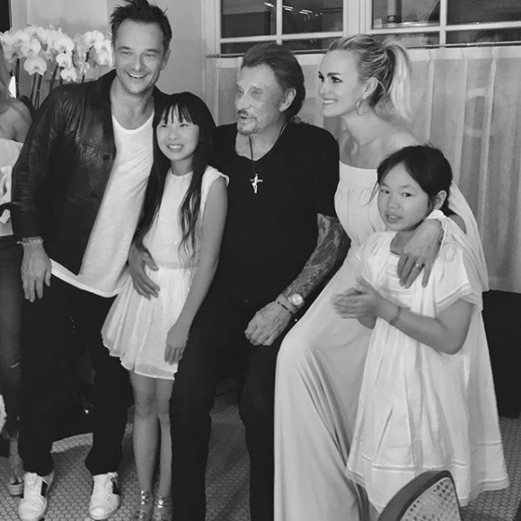 David Hallyday avec ses soeurs Jade et Joy, son père Johnny Hallyday et sa belle-mère Laeticia Hallyday sur une photo publiée sur Instagram en juin 2017.