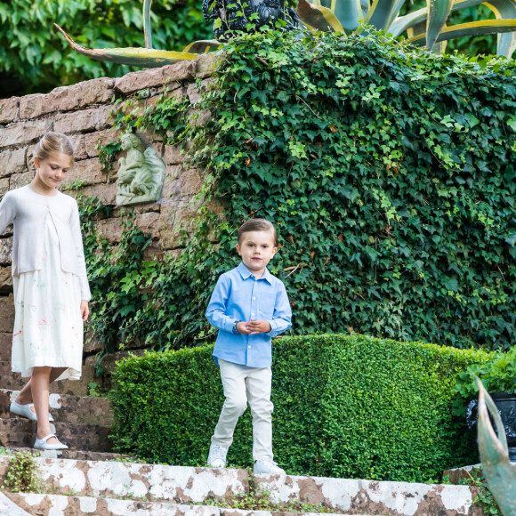 La princesse Victoria de Suède a fêté ses 43 ans dans l'intimité, crise du coronavirus oblige, le 14 juillet 2020 à la Villa Solliden, à Borgholm sur l'île d'Öland, posant avec son mari le prince Daniel et leurs enfants la princesse Estelle et le prince Oscar dans le parc de la résidence.