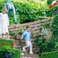  La princesse Victoria de Suède a fêté ses 43 ans dans l'intimité, crise du coronavirus oblige, le 14 juillet 2020 à la Villa Solliden, à Borgholm sur l'île d'Öland, posant avec son mari le prince Daniel et leurs enfants la princesse Estelle et le prince Oscar dans le parc de la résidence. 