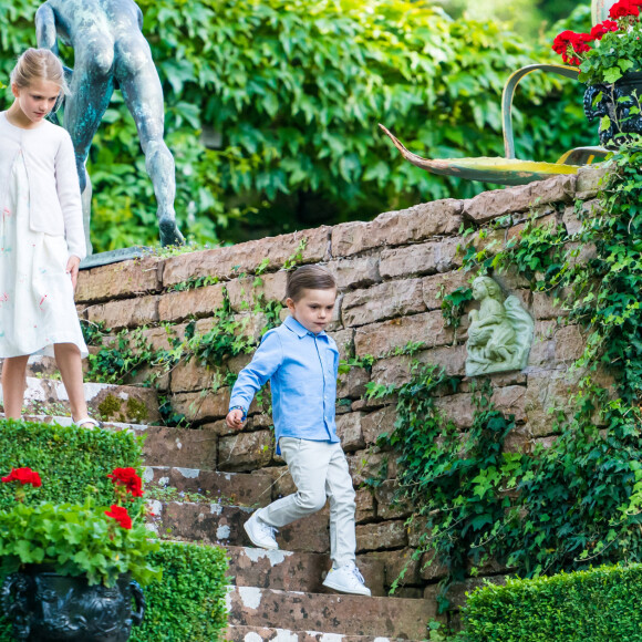 La princesse Victoria de Suède a fêté ses 43 ans dans l'intimité, crise du coronavirus oblige, le 14 juillet 2020 à la Villa Solliden, à Borgholm sur l'île d'Öland, posant avec son mari le prince Daniel et leurs enfants la princesse Estelle et le prince Oscar dans le parc de la résidence.