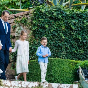 La princesse Victoria de Suède a fêté ses 43 ans dans l'intimité, crise du coronavirus oblige, le 14 juillet 2020 à la Villa Solliden, à Borgholm sur l'île d'Öland, posant avec son mari le prince Daniel et leurs enfants la princesse Estelle et le prince Oscar dans le parc de la résidence.