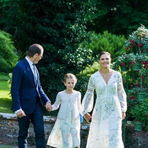 La princesse Victoria de Suède a fêté ses 43 ans dans l'intimité, crise du coronavirus oblige, le 14 juillet 2020 à la Villa Solliden, à Borgholm sur l'île d'Öland, posant avec son mari le prince Daniel et leurs enfants la princesse Estelle et le prince Oscar dans le parc de la résidence.