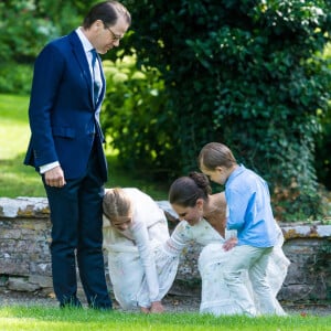 La princesse Victoria de Suède a fêté ses 43 ans dans l'intimité, crise du coronavirus oblige, le 14 juillet 2020 à la Villa Solliden, à Borgholm sur l'île d'Öland, posant avec son mari le prince Daniel et leurs enfants la princesse Estelle et le prince Oscar dans le parc de la résidence.